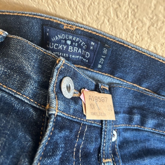 Mens Luck Brand 29x28 dark wash denim - Picture 2 of 3